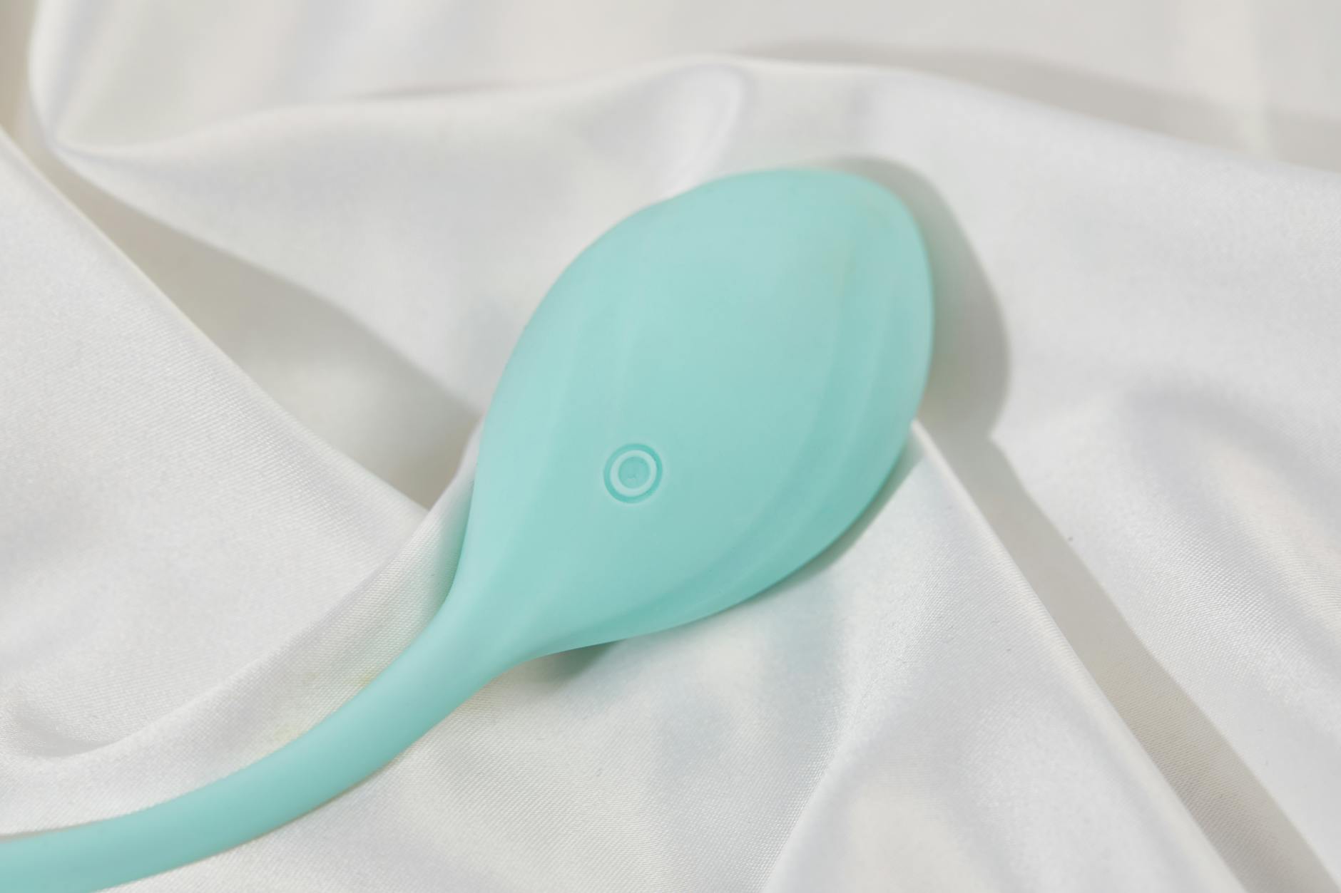 Vibrador de limón elegante sobre tela de seda blanca, listo para exploración cómoda