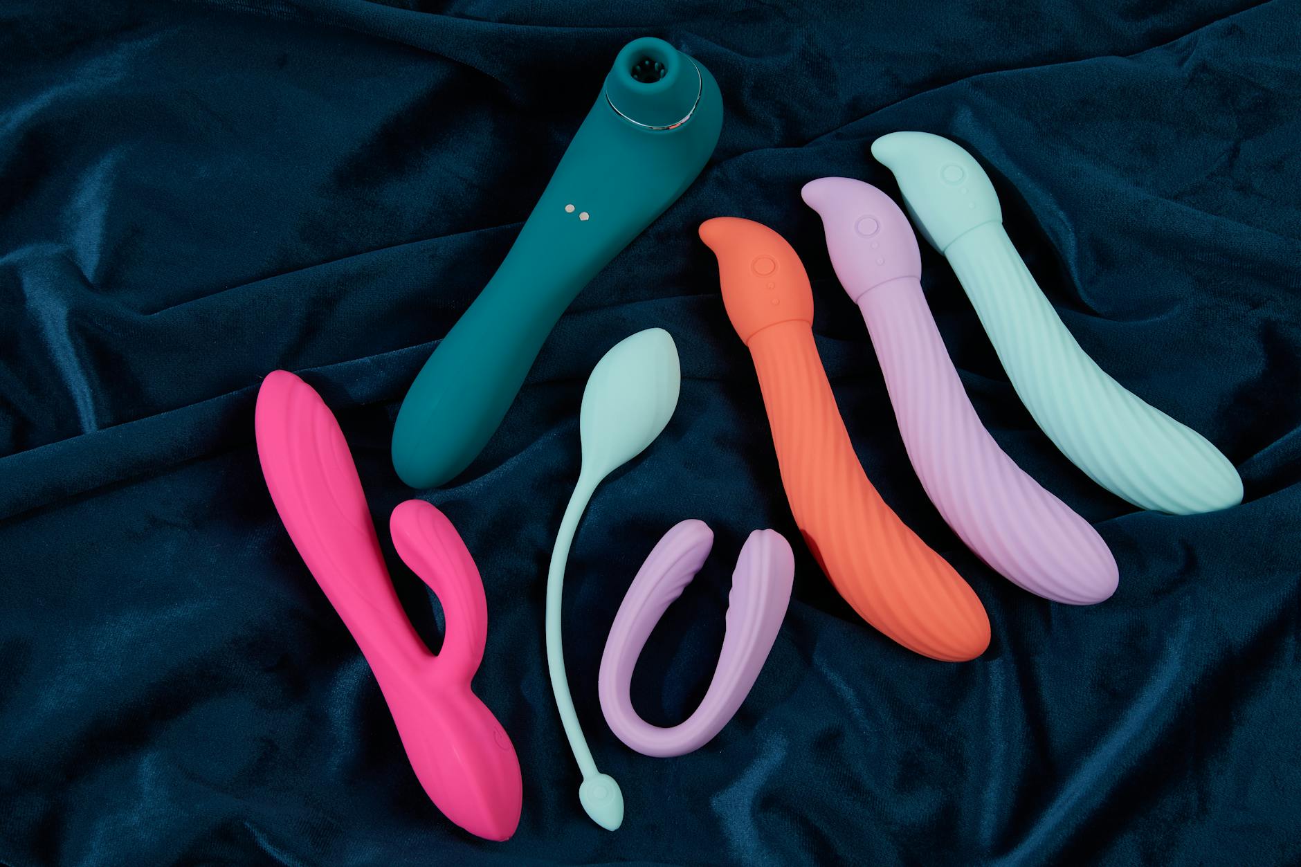 Pareja joven sosteniendo un vibrador azul juntos, simbolizando intimidad moderna