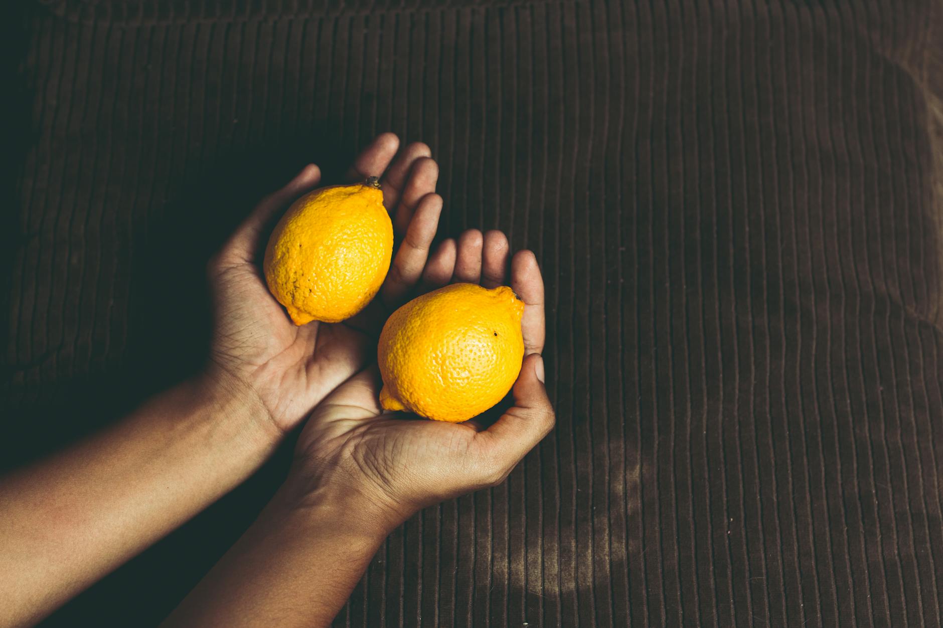 Limones frescos brillantes con aromas cítricos sobre fondo pastel, simbolizando la frescura y claridad mental