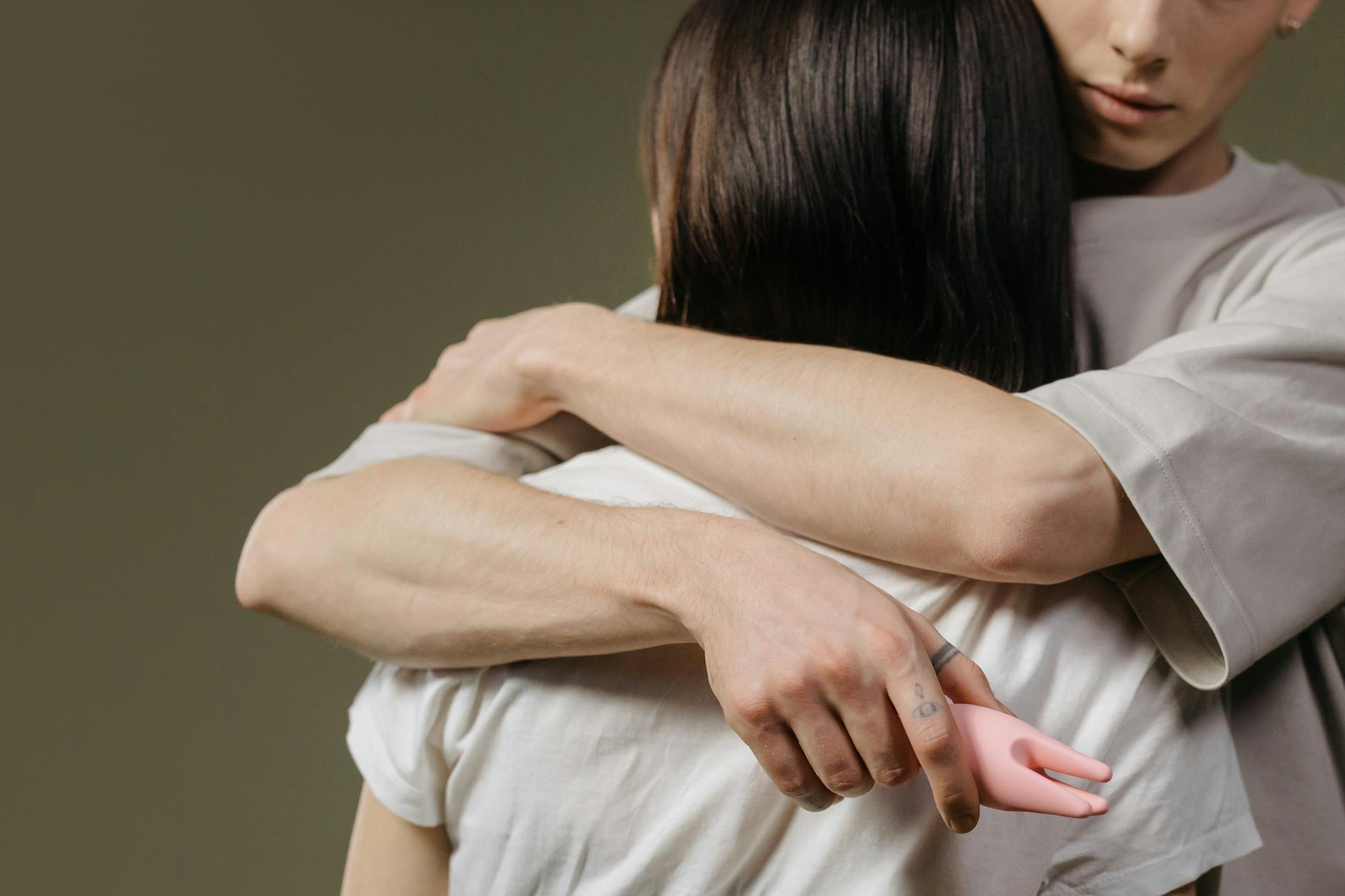 Pareja abrazándose, destacando la intimidad y conexión emocional después de los 40.
