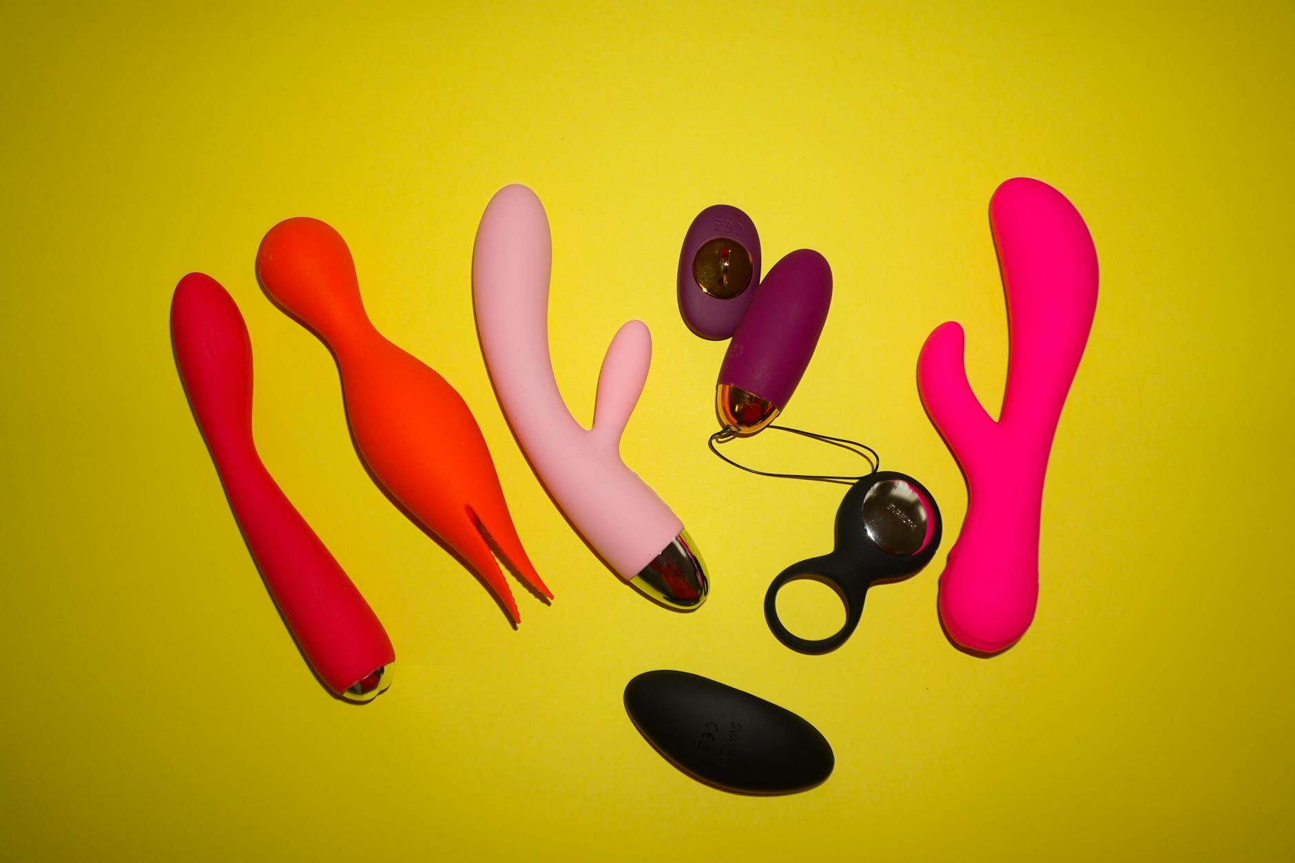 Vibradores de colores vibrantes en una bandeja, mostrando diversidad de diseños para el placer